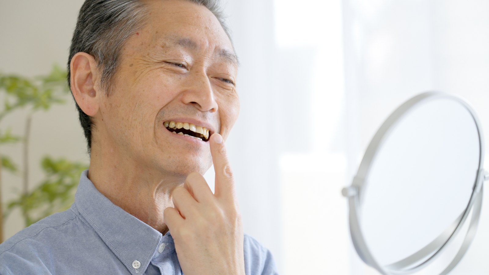 見た目にも配慮した審美義歯