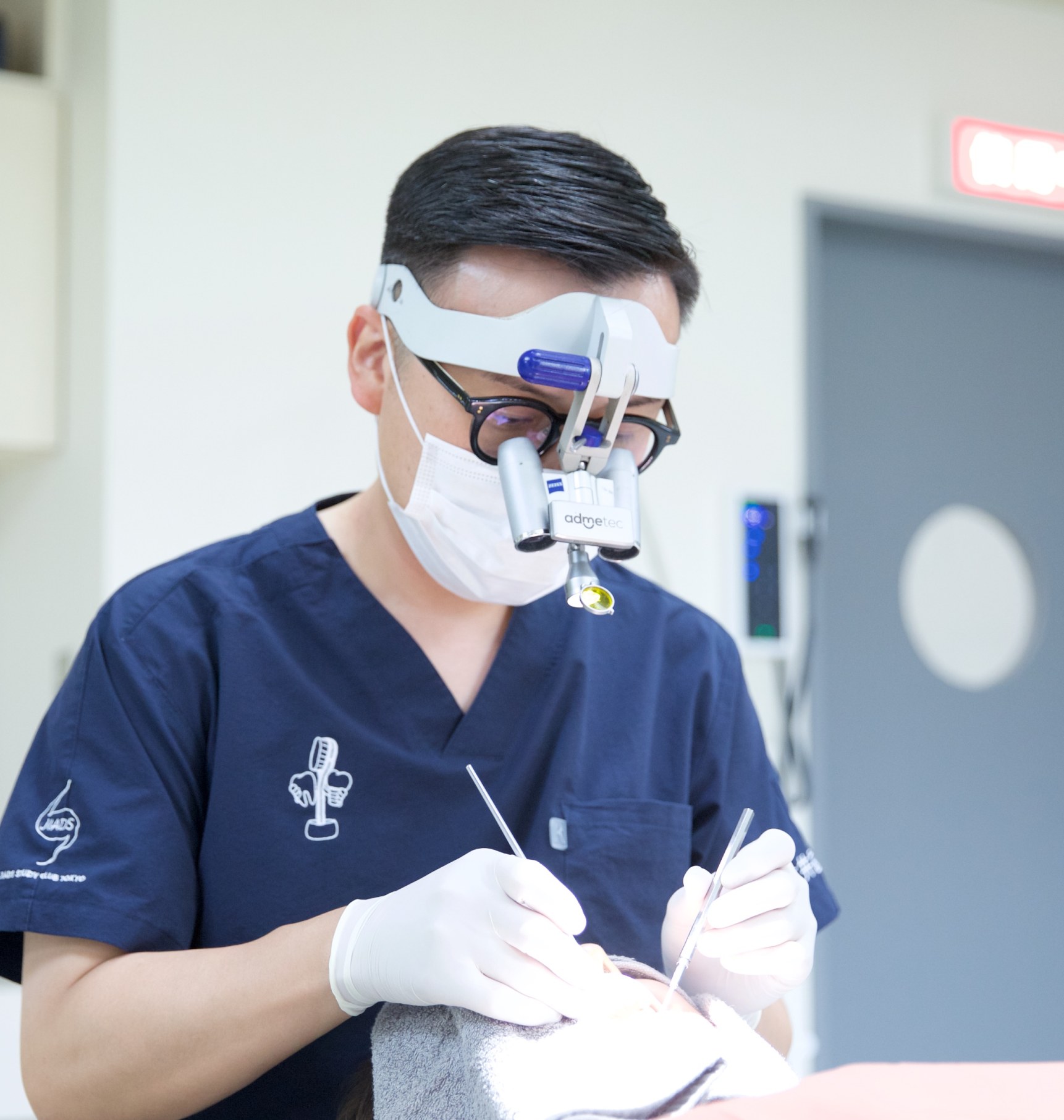 診療中の大井歯科医院の歯科医師
